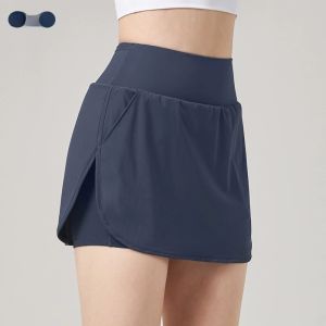 กระโปรงสั้นกีฬาเอวสูง NK Outlet สำหรับผู้หญิง ฤดูร้อน ใหม่ กางเกงโยคะแห้งเร็ว กระเป๋า ป้องกันแสง กระโปรงสั้นกีฬา