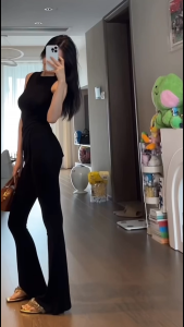 เซ็ต2ชิ้น เสื้อยืดคอกลม แขนกุด สีพื้น ทรงยาว จับจีบสม็อคยางยืดข้างขวา ผ่าข้างชายเสื้อ + กางเกงเอวยางยืดขาม้า ผ้าโพลิเอสเตอร์ ชุดไปทะเล #2109