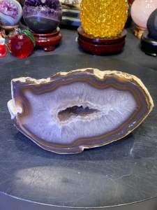 full raw agate authentic from Brazil 1.35kg 高品💯天然原矿玛瑙钱袋子  黄玛瑙+黄幽灵包边  带有白水晶结晶  洞里二次结晶满天星亮晶白水晶+黄幽灵共生👍   Natural raw agate money pouch – yellow agate with yellow phantom quartz edging featuring white crystal formations. Inside the cavity secondary crysta