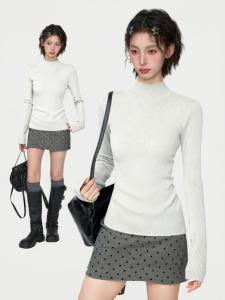 KBVVR | White Semi-high Collar Slim Fit Knit Top