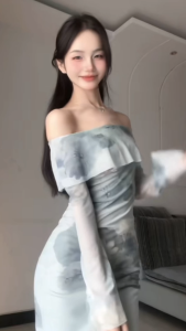 แม็กซี่เดรส ทรงเอ แขนกระดิ่งสีเขียว คอถ่วง ไหล่พับลงได้ ผ้าตาข่าย ซีทรู พิมพ์ลายกราฟิก มีซับในครึ่งตัว Dress ชุดปทะเล #9237