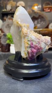 100%Natural raw tourmaline 💯纯天然高品原矿水晶 ➡(旺夫石) 🍉天然xigua碧玺 💯天然鲜艳色彩 特美深粉色 还带有天然黄方解石爆花🫶 侧边带一大根骨干晶柱 非常美丽🫰🆓附送: 特制实木底座