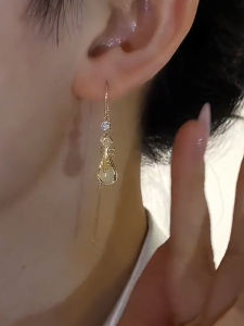 Elegant Classical Beauty Fashionable Anti-Loss Earphones Trendy Design Earrings Golden Plated Artificial Gemstone