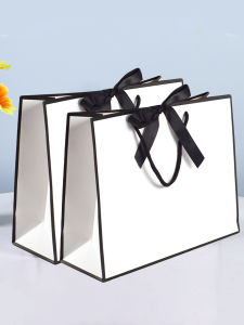 ถุงของขวัญโบว์สไตล์เฮปเบิร์น ชุด 5 ชิ้น – ประดับสีดําและสีทอง ถุงของขวัญสําหรับงานแต่งงาน งานปาร์ตี้คริสต์มาส และบรรจุภัณฑ์กิจกรรมต่างๆ