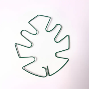 ที่รองรับต้นมอนสเตอร่าทำจากโลหะทนทานพร้อมไม้ไผ่ อุปกรณ์ฝึกปีนต้นไม้เพื่อการเจริญเติบโตที่แข็งแรงและโครงสร้างสวนที่สวยงาม