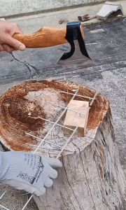 【จัดส่งในกรุงเทพฯ】ขวานใส่ด้ามไม้สวยๆ ขวานเหล็กแหนบ ตีด้วยมือของดีของแท้ 100%  ด้ามจับยาว 34 เซนติเมตร