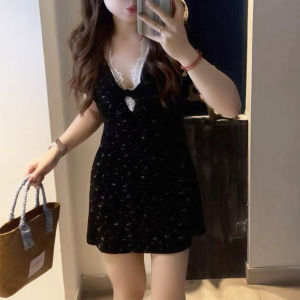 ชุดเดรสคอวีแขนสั้นผ้าลูกไม้ผสมลายนูนสไตล์ฝรั่งเศสสำหรับผู้หญิงไซส์ใหญ่ ชุดเดรสทรงเข้ารูปฤดูร้อน กระโปรงสั้นเอวสูง