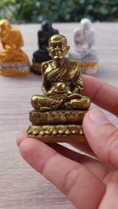 หลวงปู่ทวดพระผู้คุ้มครองให้ปลอดภัยแคล้วคลาด พระพุทธรูป หลวงปู่ทวด องค์เล็ก ตั้งหน้ารถ โต๊ะทำงาน