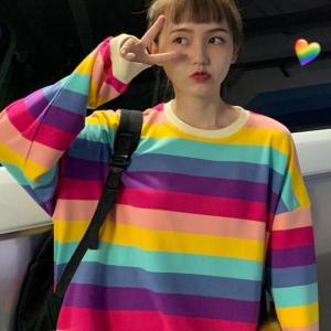 เสื้อยืดแขนยาวลายทางสีรุ้งแฟชั่นสำหรับผู้หญิงในฤดูใบไม้ร่วง เสื้อแขนยาวหลวมๆ สไตล์ฮาราจูกุ เสื้อตัวบนเทรนด์