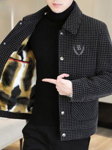 HENGYUANXIANG | แจ็คเก็ตผู้ชายทรงสั้นบุขนแกะหนาสำหรับฤดูใบไม้ร่วง/ฤดูหนาว แจ็คเก็ตผ้าขนสัตว์ผสมโพลีเอสเตอร์และขนแกะ ปกจีบ กระดุม แขนยาว ทรงหลวม