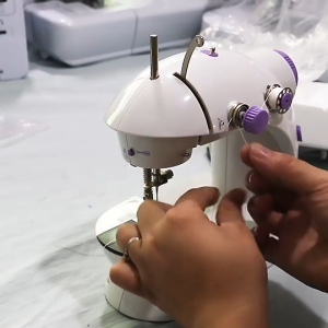 จักรเย็บผ้าขนาดเล็ก จักรเย็บผ้าขนาดเล็ก พกพาสะดวก แถมฟรี อุปกรณ์เย็บผ้า Mini Sewing Machine