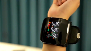 (ZOOM) Alat Ukur Cek Tekanan Darah Tensimeter Digital Pergelangan Tangan Model Charging Portable Dengan Suara dan LED Bisa Di Charger / Cas