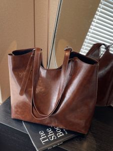 กระเป๋าถือทรงสี่เหลี่ยมลึกสไตล์ย้อนยุคสำหรับผู้หญิง กระเป๋าสะพายไหล่ขนาดใหญ่ วัสดุ PU น้ำหนักเบา กระเป๋าใส่ของใช้ประจำวันสำหรับเด็กและเยาวชน