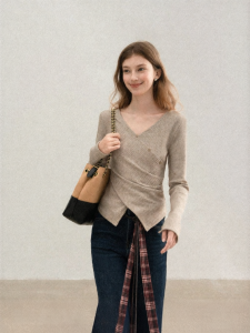 Cantonstory | Vintage V-Neck Slim Fitting T-Shirt