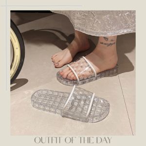 LHFriday  โปรดีราคาโดนใจ รองเท้าแตะแบบสวมสำหรับสาวๆ ทรงสวย ดีไซน์น่ารัก งานมี 2 สี วัสดุคุณภาพดี เป็นยางเยลลี่แบบใส ใครสนใจพิกัดในตะกร้าเลยจ้า