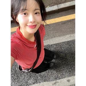 เสื้อยืดแขนสั้นผู้หญิงคอตตอนสีพื้นสไตล์เกาหลีทรงเข้ารูป เสื้อชั้นในสีแดงลายทางสีตัดกัน ทรงเข้ารูปสำหรับผู้หญิงไซส์เล็ก