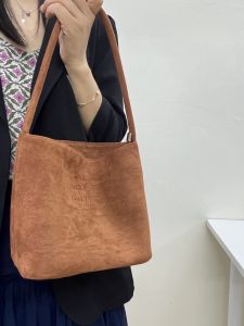 New Arrival Velvet Shoulder Bag This Year Popular 2023 Maillard Color Fashion Tote Bag Satchel Bucket Bag for Women