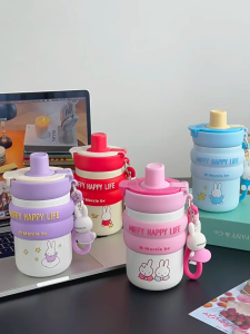 แก้วน้ำ Miffy งานแท้ ขนาด 480 ml ที่จับซิลโคนจับถนัดมือไม่ลื่นหลุด ดื่มได้ 2 ระบบ แบบยกดื่ม/หลอดดูด สแตนเลสเกรด 316 เก็บอุณหภูมิได้ยาวนาน มาพร้อมที่กรองชา สามารถถอดล้างได้ มาพร้อมพวงกุญแจ Miffy และสายคล้องมือ