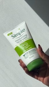 Simple Kind to Skin UK’s #1 Skin Care Brand Refreshing Facial Wash Gel Cleanser Soap-free For All Skin Types (150 ml)