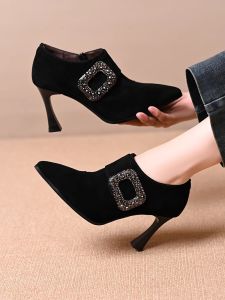 รองเท้าส้นสูงหัวแหลมสุดหรูสำหรับผู้หญิง ฤดูใบไม้ร่วง/ฤดูหนาว รองเท้าบู๊ตกันหนาวแบบลำลอง ทรงหัวแหลม วัสดุหนังสีน้ำตาล