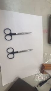 Kéo cắt chỉ thẳng đầu cá mập chuôi đen dùng trong thẩm mỹ phẫu thuật dài 11cm