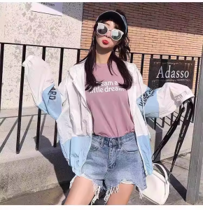 เสื้อแจ็คเก็ตสั้นแขนสั้น ฤดูร้อน ผู้หญิง บล็อกสีใหม่ มีฮู้ด ลายพิมพ์ตัวอักษร บาง ระบายอากาศได้ดี ลำลอง ป้องกันแสงแดด เสื้อท่อนบน หลวม สไตล์พอดี
