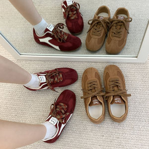 รองเท้าผ้าใบแบบสวมสำหรับผู้หญิง สไตล์สปอร์ต ส้นแบน สไตล์ฮ่องกง รองเท้าบู๊ทคัพสีแดง เรียบหรู น้ำหนักเบา รองเท้าลำลอง รองเท้าบู๊ทคัพแบบสวมสำหรับผู้หญิง