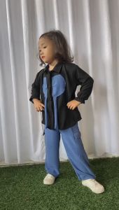 Set baju dan celana cargo motif kupu-kupu bahan crinkle usia 4-8 tahun