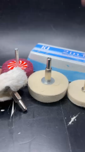 kjชุดไขปลาวาฬชนิด2in1ขัด/ปัดเงาจบในก้อนเดียว มาพร้อมล้อสก๊อตไบร์ทแดงขัดลอกคราบเตรียมผิวก่อนขัดเงาด้วย ล้อขนแกะ และปัดเงาด้วยด้ายดิบนิ่มเหมาะสำหรับใช้กับเครื่องสว่าน เครื่องมือช่าง ผลิตภัณฑ์สำหรับงานขัดโลหะตกแต่งชิ้นงานให้ดูเงางาม