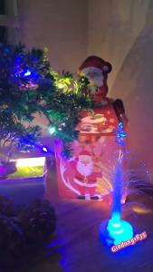 Cây thông Noel mini kèm đèn led phát sáng cây thông đã gồm pin đi kèm.