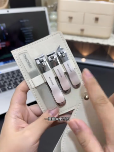 ชุดกรรไกรตัดเล็บ 4 ชิ้นใหม่ล่าสุด | ตั้งค่า | เคสหนังหมุนได้สำหรับตัดแต่งเล็บเท้าแบบมืออาชีพ | อุปกรณ์ดูแลเล็บ | ชุดของขวัญ