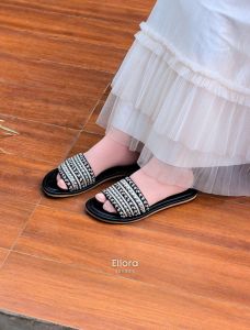 Sandal wanita flat terbaru ONE LOVE Seri ELLORA yang cantik dengan bahan yg empuk memakai sol karet premium yang anti slip dan anti licin serta lentur