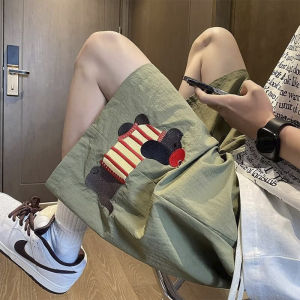 กางเกงขาสั้นทรงหลวมสไตล์อเมริกันย้อนยุคสำหรับผู้ชาย กางเกงขาสั้นชายหาด 5 นิ้ว ปักลายสุนัขหมาด ทรงหลวม ทรงหลวม ทรงหลวม