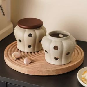 1PCS White Ceramic Jar for Storing Garlic with Bamboo Lid Featuring a Ventilated Hollow Design for Organizing Garlic And Ginger