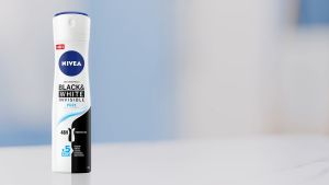 Xịt Ngăn Mùi NIVEA Black&White 5in1 Ngăn Vệt Ố Vàng (150 ml) - 82230