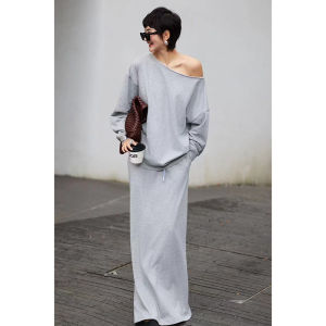 ชุดเสื้อสเวตเตอร์คอเฉียงสีแดงสำหรับผู้หญิง ฤดูใบไม้ร่วง 2024 แฟชั่นสุดเก๋ กระชับสัดส่วน แขนยาว ชุดกีฬา กระโปรงครึ่งตัว