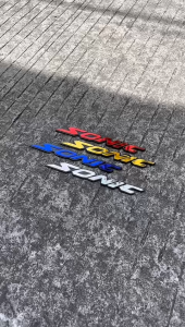 EMBLEM LOGO SONIC TIMBUL 3D TEBAL 3MILI BAHAN AKRILIK 2 LAPIS 1SET ISI KIRI KANAN PNP EMBLEM STIKER SONIC 150R TIMBUL 3D BAHAN ACRYLIC TWOTONE PNP UNTUK SEMUA MOTOR SONIC 150 DEKORASI STIKER DECAL EMBLEM WARNA BIRU MERAH GOLD SILVER STICKER LOGO