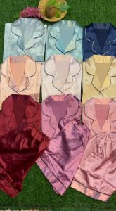 เสื้อแขนสั้น+กางเกงขาสั้น ชุดนอนซาติน ชุดนอนแขนสั้นขาสั้น ชุดนอนผ้าซาติน ชุดนอนสีพื้น ชุดนอนแฟชั่นสไตล์เกาห