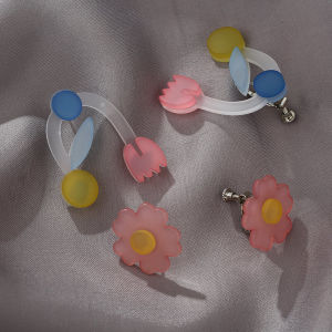 ต่างหูเซรามิกดอกไม้สีทอง S925 เงินแท้ ไม่สมมาตร ต่างหูแบบคลิป ต่างหูแฟชั่นสำหรับผู้หญิง ต่างหูแบบใหม่
