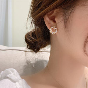 2022 New Dongdaemun Pearl Earrings Womens Sweet Flower Ring S925 Silver Needle Simple Small Versatile Ear Jewelry