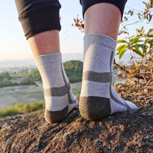 ถุงเท้ากีฬาลำลอง Coolmax ระบายอากาศแห้งเร็ว 2 คู่ ถุงเท้ากลางน่องสำหรับเดินทางไปทำงานในช่วงฤดูใบไม้ผลิและฤดูร้อน