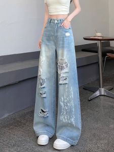 WANGGONGZHU | กางเกงยีนส์ขากว้างเอวสูงผ้าลูกไม้ขาดสำหรับผู้หญิงในช่วงฤดูร้อนปี 2025 กางเกงขายาวทรงหลวมประดับเพชร กางเกงขายาวทรงหลวมสำหรับใส่ลำลอง