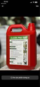 Dung dịch vệ sinh CLEAN PRO 9999 màu đỏ với vòi phun chai xịt màu vàng phù hợp cho việc vệ sinh gia đình.