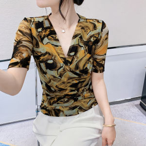 YIMEI เสื้อจับจีบผู้หญิงพิมพ์ลายตาข่ายเสื้อยืดคอวีไขว้แขนสั้นใหม่สำหรับฤดูร้อน2025ทันสมัย