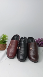 [ส่งเร็วพิเศษ!] 8am  รองเท้าลำลอง แฟชั่น เพื่อสุขภาพ หุ้มหัวเปิดหลัง หนังพียู พื้นนิ่มใส่สบาย ส้นกันลื่น X76090