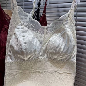 เสื้อกั๊กสายเดี่ยวคอวีลูกไม้ซาตินบางสำหรับผู้หญิง เสื้อชั้นในเสริมหน้าอก เสื้อชั้นในฤดูใบไม้ร่วง 2024 แฟชั่นสตรี