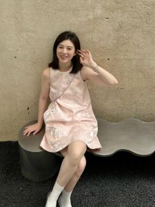 ชุดเดรสสั้นทรงเอคอปีกบุลลี่สไตล์จีนใหม่สำหรับฤดูร้อนปี 2025 ชุดเดรสสั้นสีชมพูฝรั่งเศสสำหรับผู้หญิง กระโปรงทรงเอสั้น