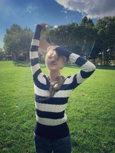 เสื้อสเวตเตอร์คอวีลายทางสีบล็อกนุ่มๆ สำหรับผู้หญิง ฤดูใบไม้ร่วง/ฤดูหนาว 2025 ใหม่ เสื้อชั้นในถักนิตติ้งสไตล์เกาหลี ทรงเข้ารูป