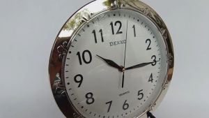 Jam Dinding Minimlis Ukuran Sedang Bulat Silver Gold Dalam Putih Diameter 26 cm Original Bergaransi Dekko Kecil