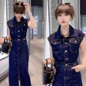 ชุดเดรสยีนส์แขนกุดทรงตรงสำหรับผู้หญิง ฤดูร้อน 2025 ทรงเข้ารูปเอวสูง สไตล์เรโทร กระดุมแถวเดียว ชุดเดรสยาวคลุมเข่า